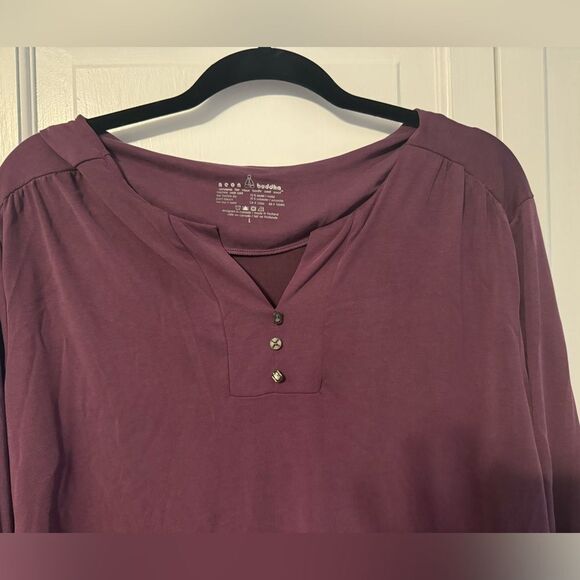 Soft lightweight VNeck Long Sleeve Shirt. L. Never worn. Maroon.3 buttons. - Picture 2 of 12